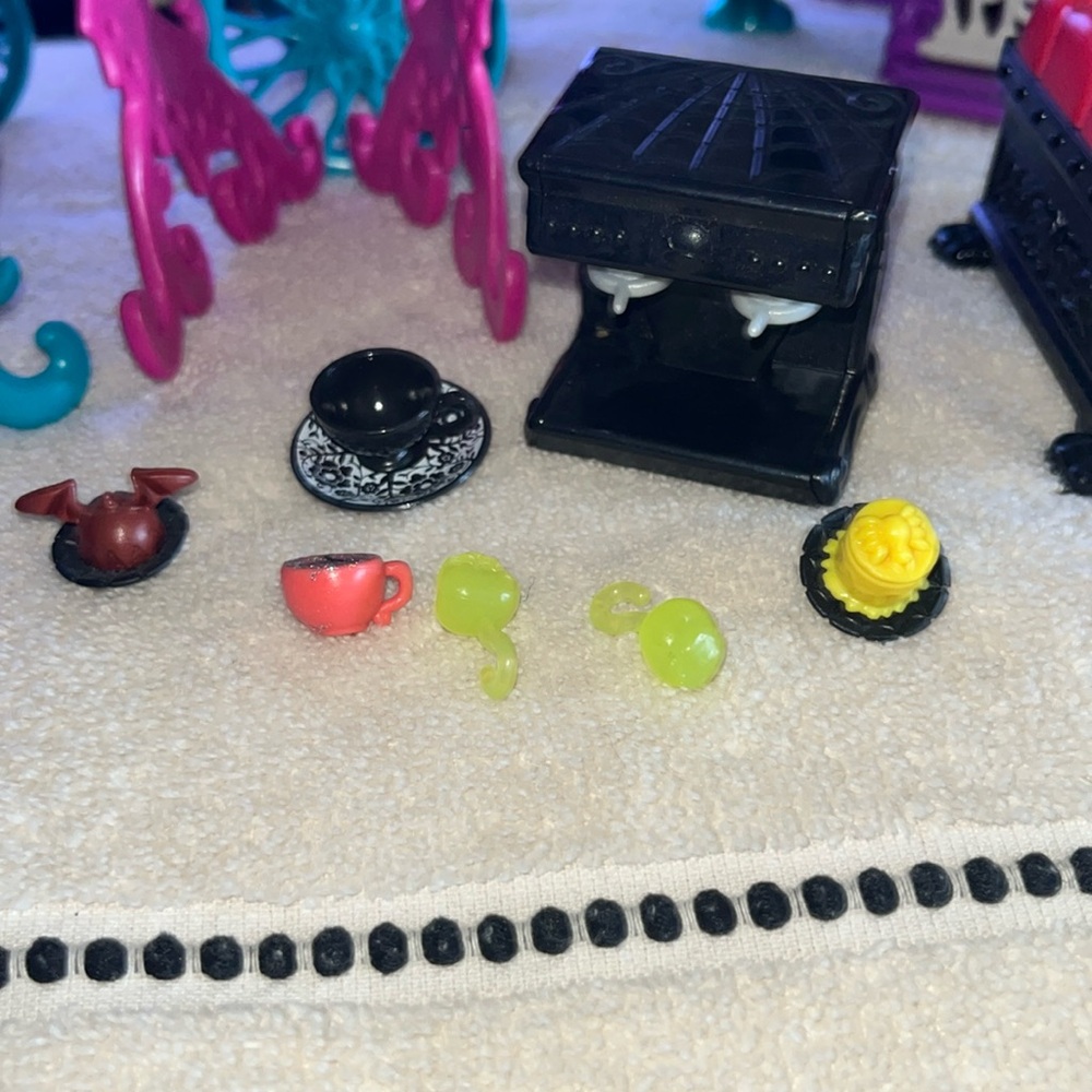 Monster High Dollhouse Furniture Set - Picture 3 of 11